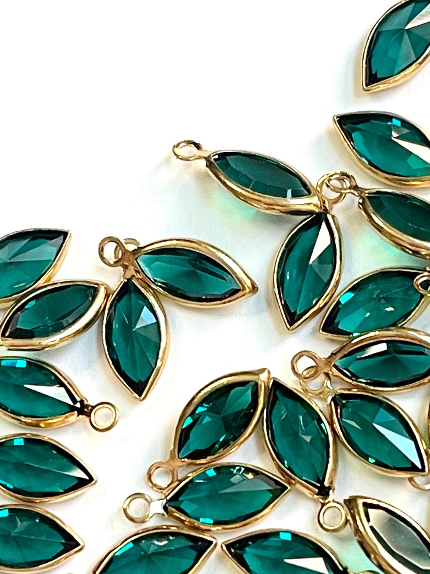 25 pieces of Swarovski Channel Charm in Emerald/Gold 10mmx5mm